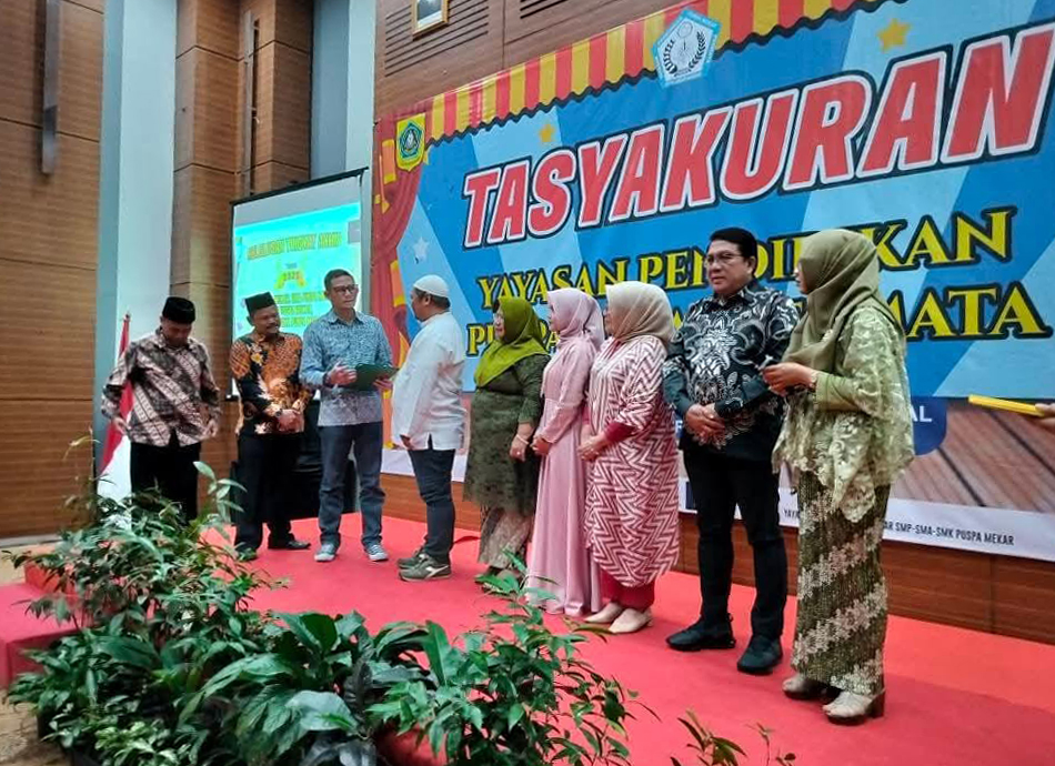 Menghadiri dan memberikan sambutan pada acara Tasyakuran Yayasan Pendidikan Puspa Mekar Permata.